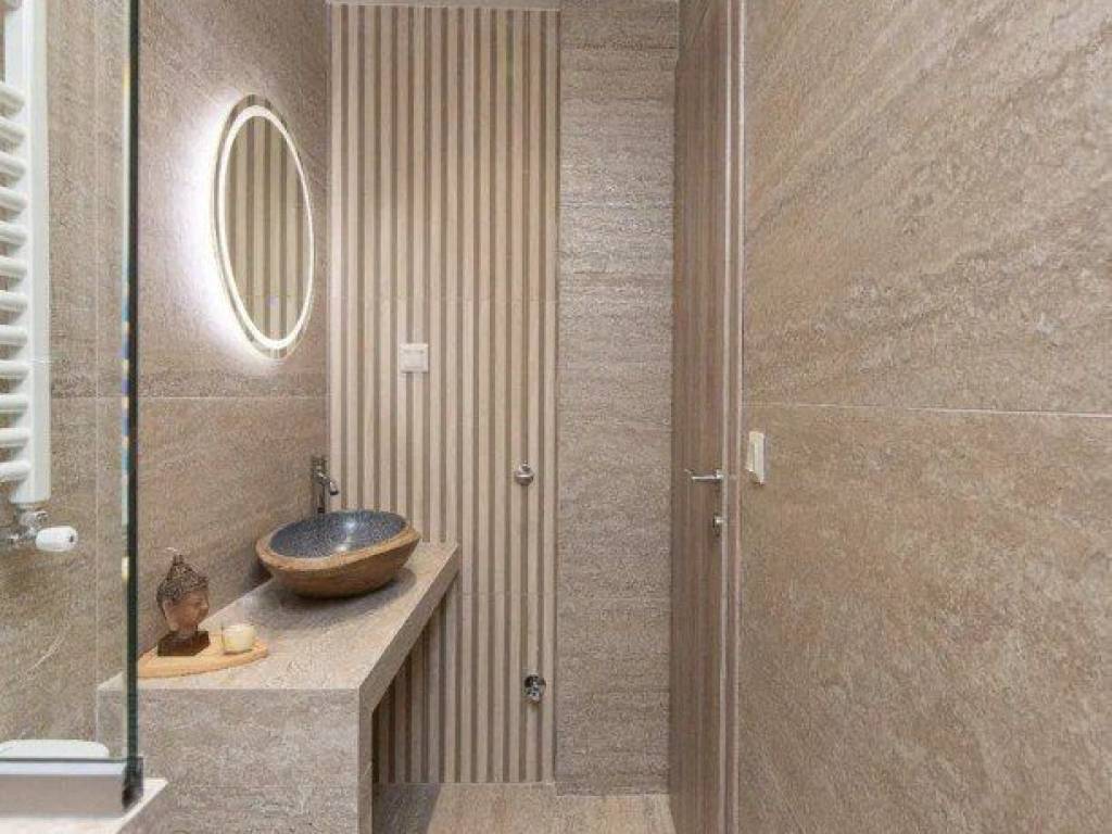 Forumland Real Estate, Μπάνιο