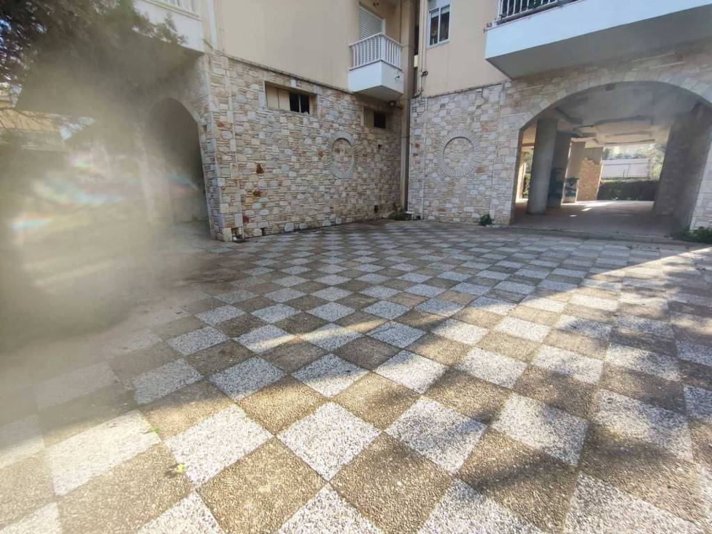 MEGALOS ID. CHOROS EXO APO TO KATASTEMA ME PETRA