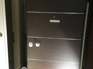 Forumland Real Estate, Θωρακισμένη πόρτα