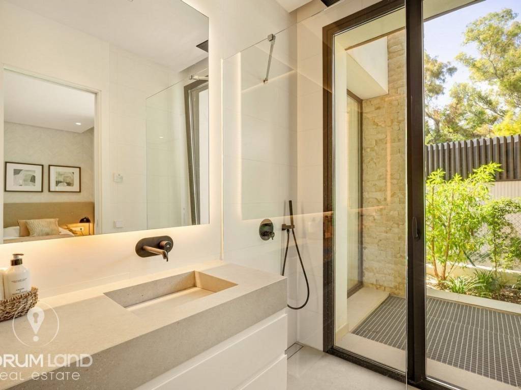 Forumland Real Estate, Μπάνιο