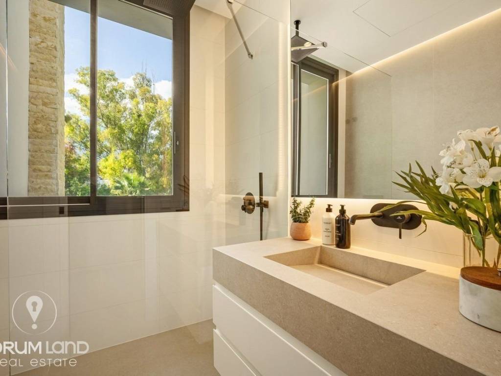 Forumland Real Estate, Μπάνιο