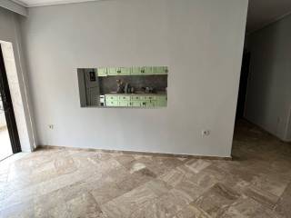 Saloni me anoigma sten koyzina