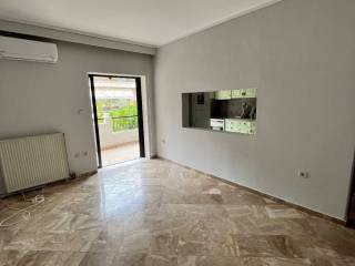 Saloni poy blepei sto mprostino mpalkoni