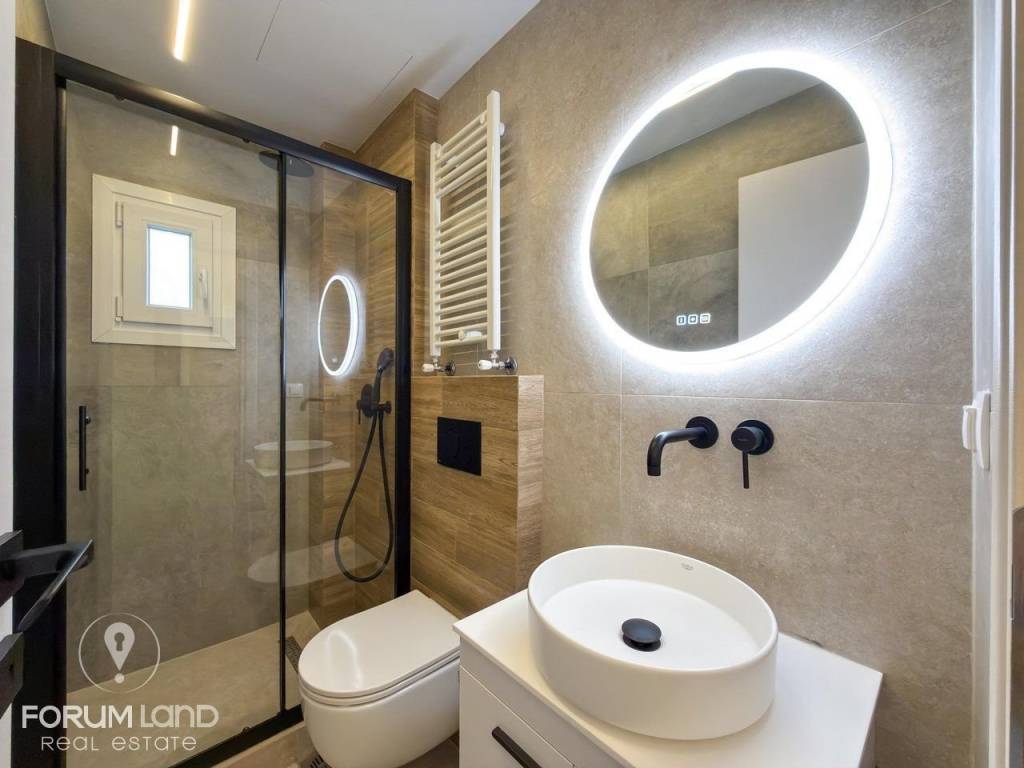 Forumland Real Estate, Μπάνιο