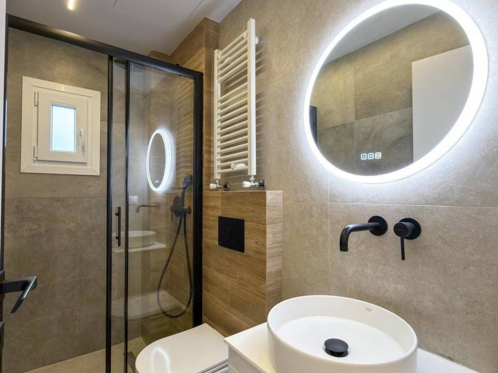 Forumland Real Estate, Μπάνιο