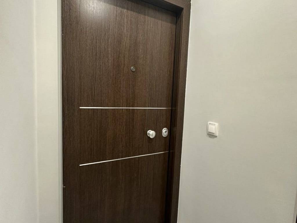 Forumland Real Estate, Θωρακισμένη πόρτα