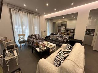 άποψη καθιστικού με την κουζίνα