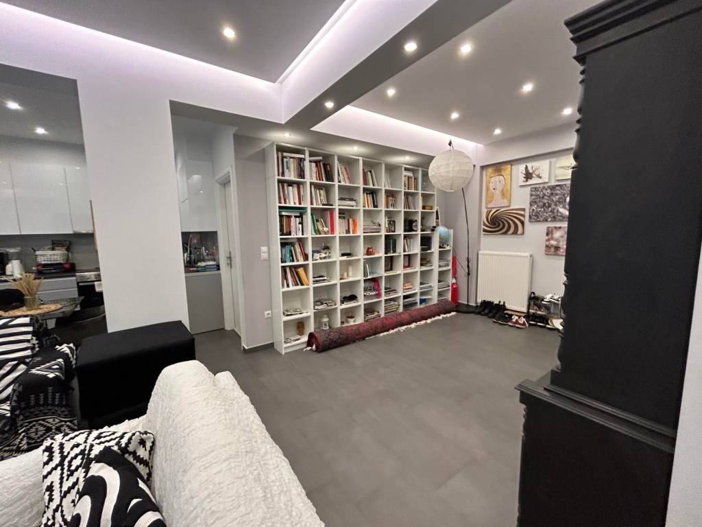 άποψη καθιστικού με τραπεζαρία