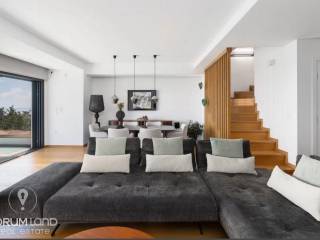 Forumland Real Estate, Saloni me tzaki