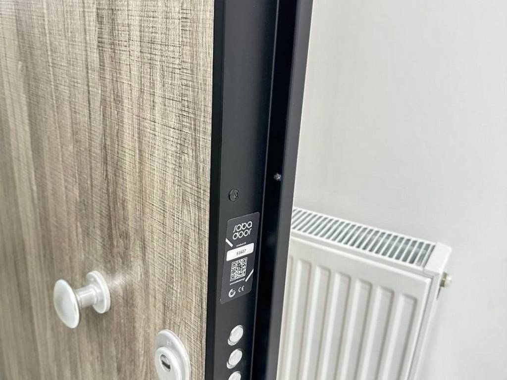 Forumland Real Estate, Θωρακισμένη πόρτα