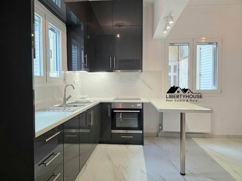 Kainoyria entoichismene elektrike koyzina me keramikes esties