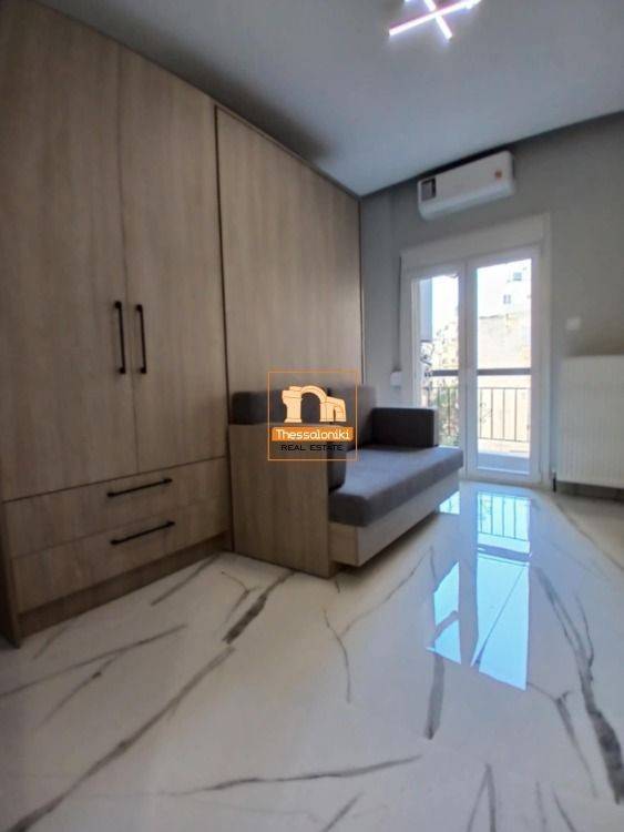 Μπότσαρη, Στούντιο, 33 τ.μ.