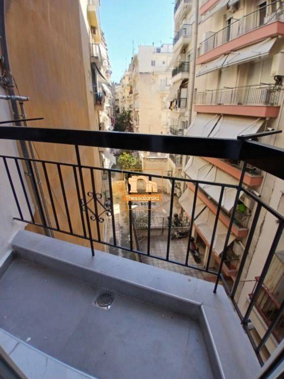 Μπότσαρη, Στούντιο, 33 τ.μ.