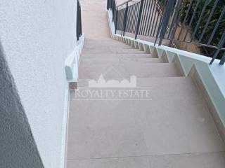 Σκαλιά εισόδου.