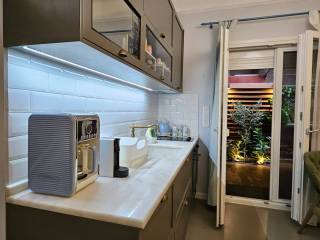 Κουζίνα  ,είσοδος αυλής