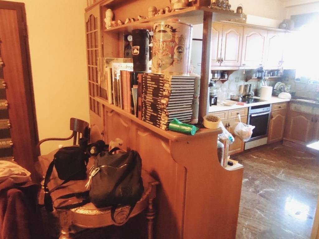 PHoteine megale koyzina me prosbase se mpalkoni