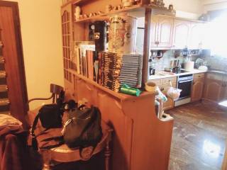 PHoteine megale koyzina me prosbase se mpalkoni