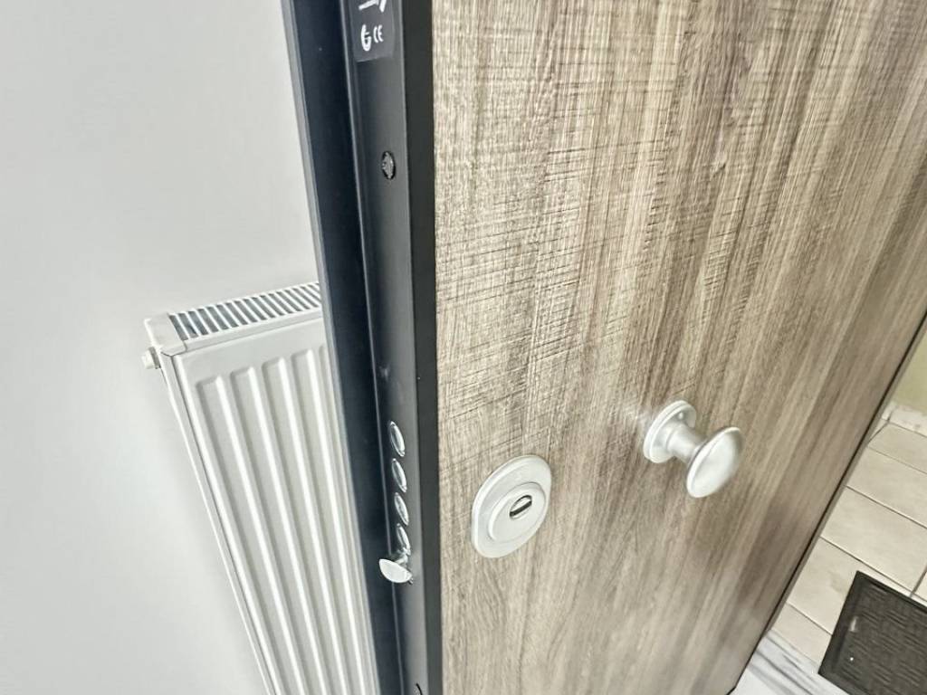 Forumland Real Estate, Θωρακισμένη πόρτα