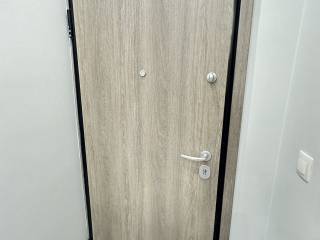 Forumland Real Estate, Θωρακισμένη πόρτα