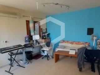 καθιστικό ισόγειου διαμερίσματος