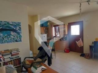 κουζίνα/καθιστικό ισόγειου διαμερίσματος