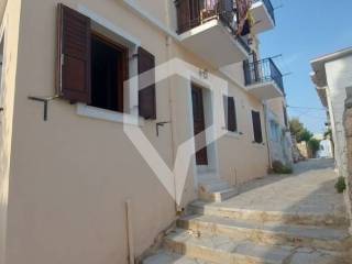 είσοδος ισόγειου διαμερίσματος