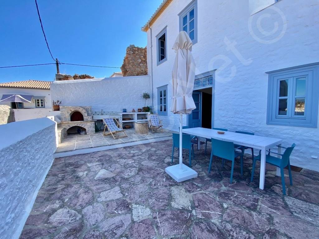 Entrance courtyard from lower street door