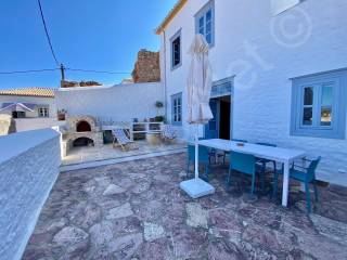 Entrance courtyard from lower street door