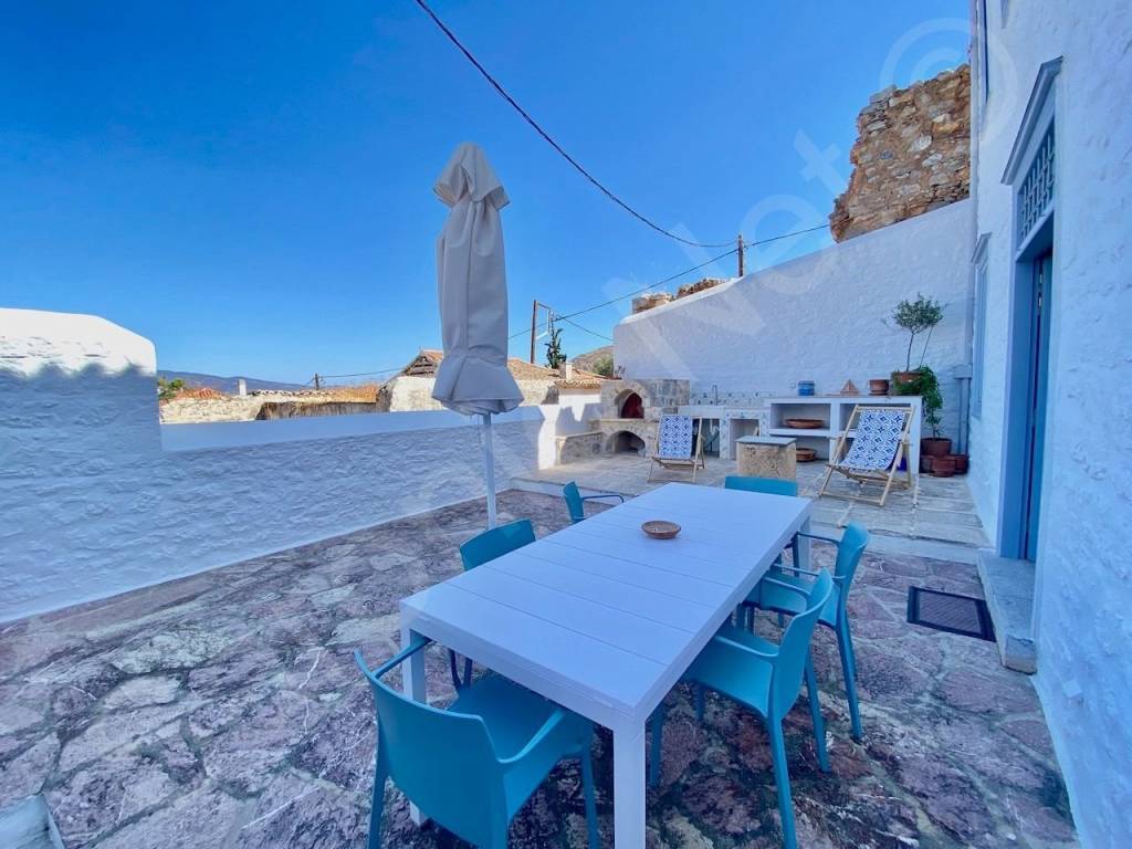 Private, not overlooked courtyard with Dokos stone.