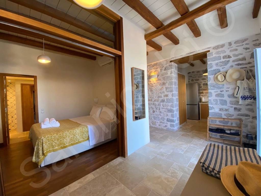 Entrance hall to bedroom 1