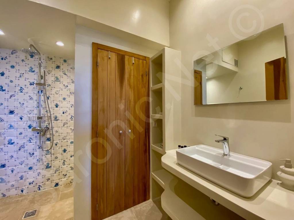 Bed 1, ensuite shower, utility cupboard for washing machine