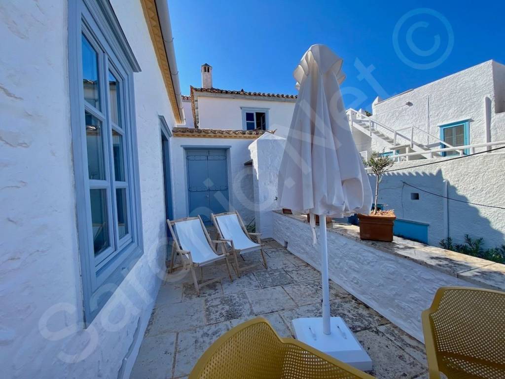 Top level entrance terrace from street steps