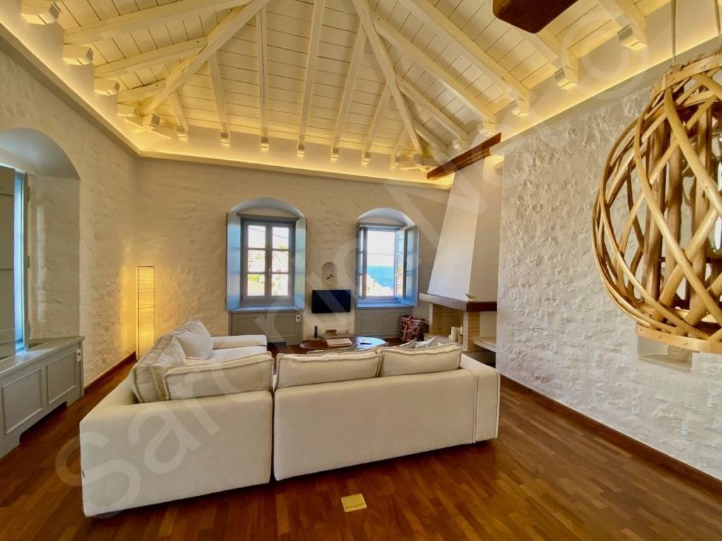 Central floor electrical point for a central lamp