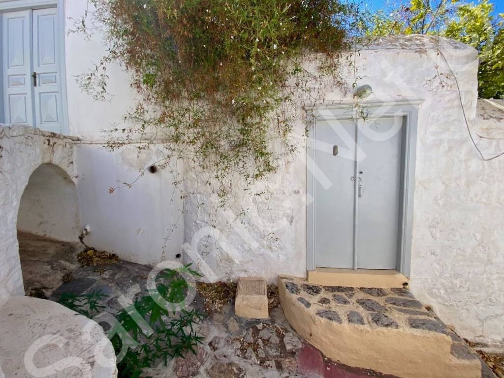 Top street entrance to courtyard