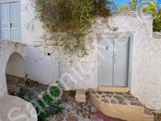 Top street entrance to courtyard