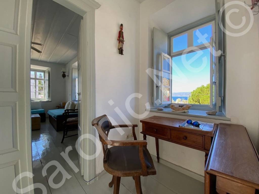 Inner hall going to sitting room (possibly bedroom 3)