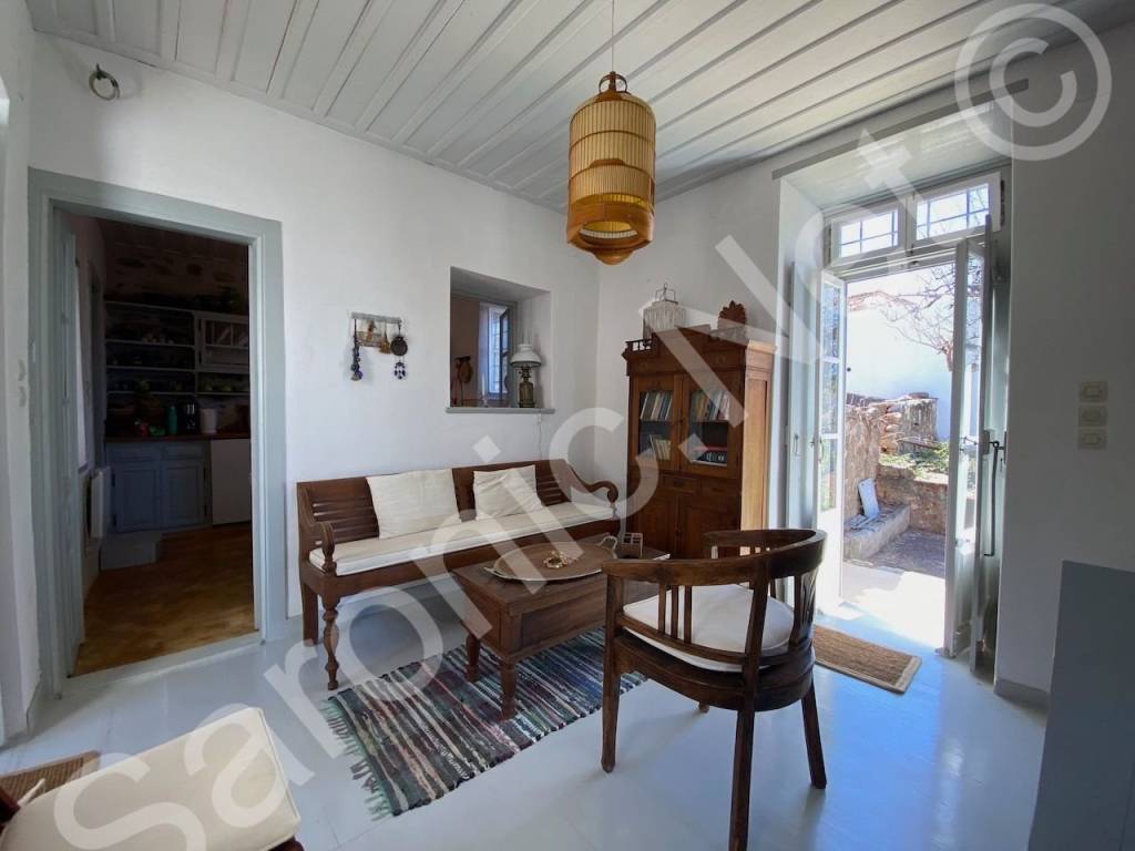 Central room, courtyard left, garden right, kitchen straight