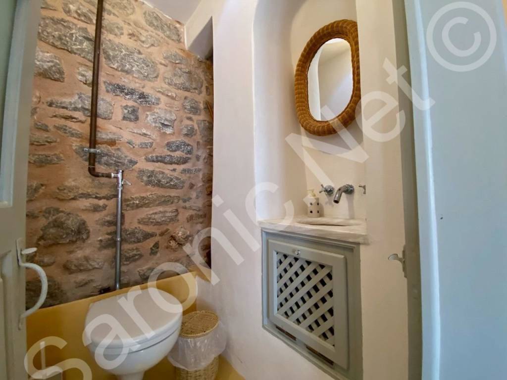 Separate WC with handbasin