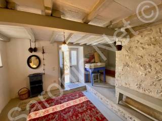 Bed 2 to under floor storage corner