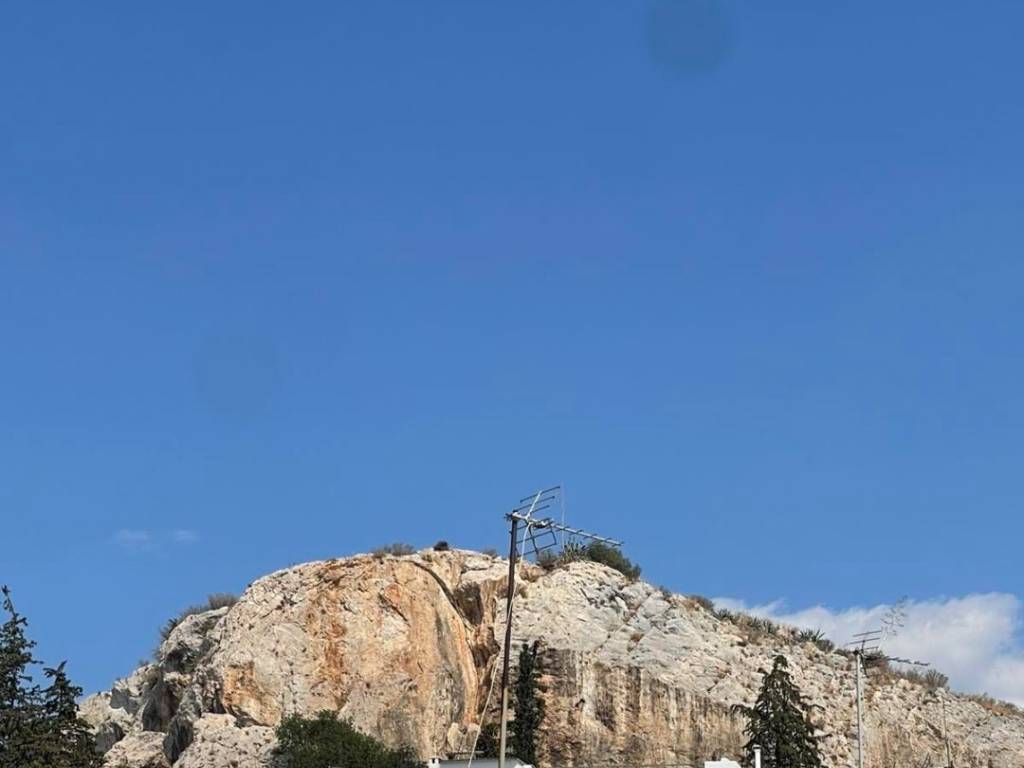 THea mesa apo to saloni k apo oles tis perimetrikes berantes