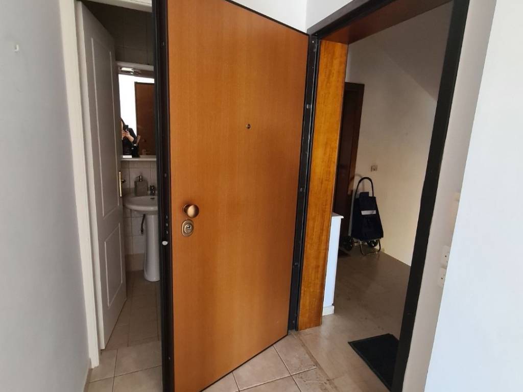 Kentrike eisodos me porta asphaleias.