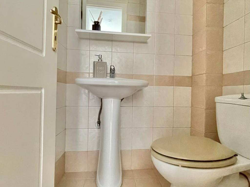 WC 4oy orophoy dipla sten eisodo.