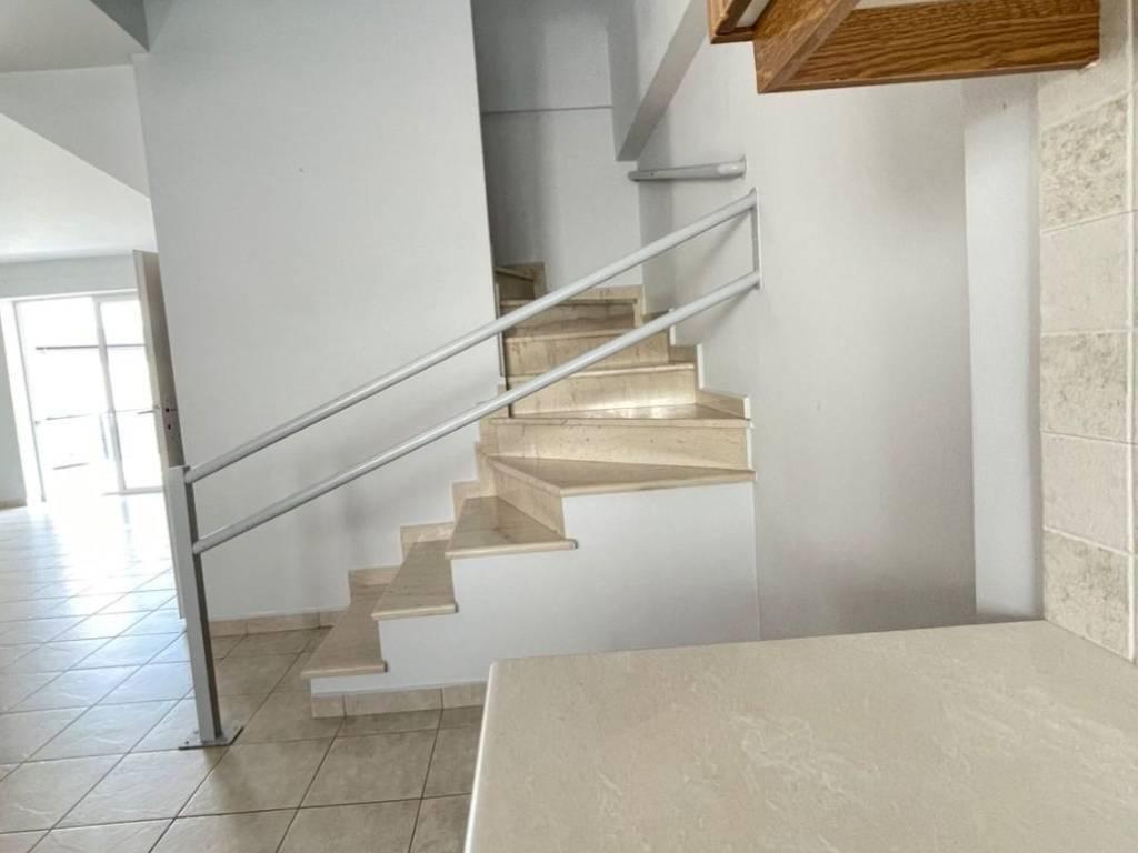 Esoterike marmarine skala gia 5o oropho k tis krebatokamares