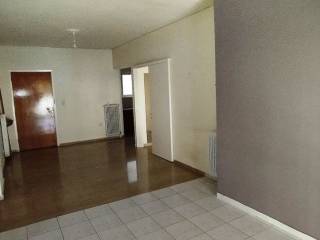 Το καθιστικό, στο βάθος δεξιά η κουζίνα