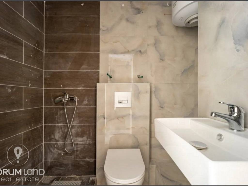 Forumland Real Estate, Μπάνιο