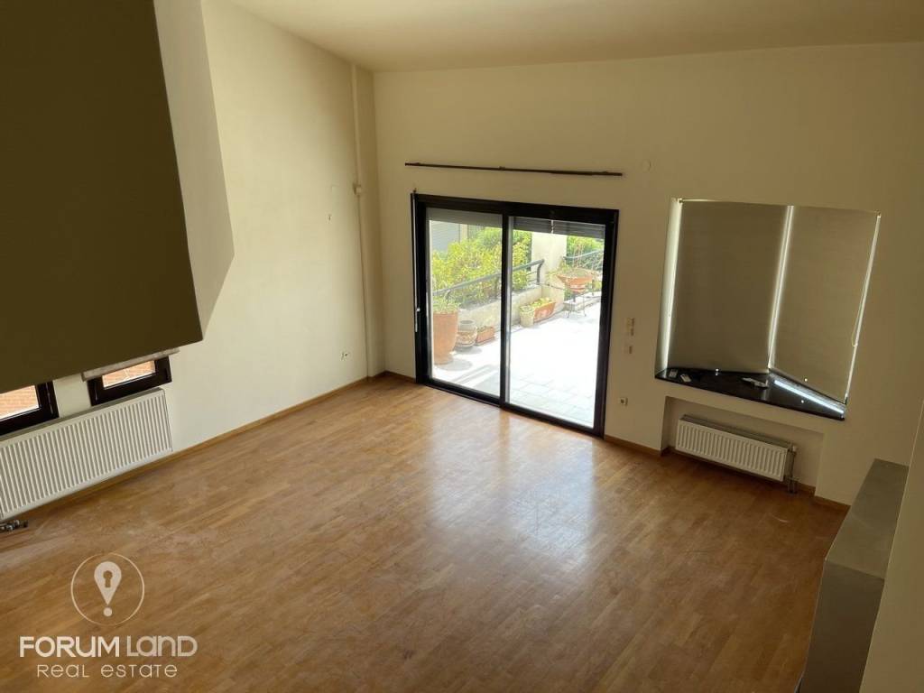 Forumland Real Estate, Σαλόνι