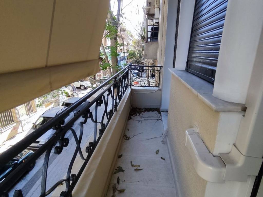 μπαλκόνι στην πρόσοψη