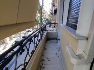 μπαλκόνι στην πρόσοψη