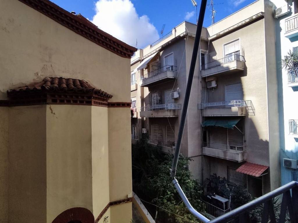 thea apo to mpalkoni toy salonioy