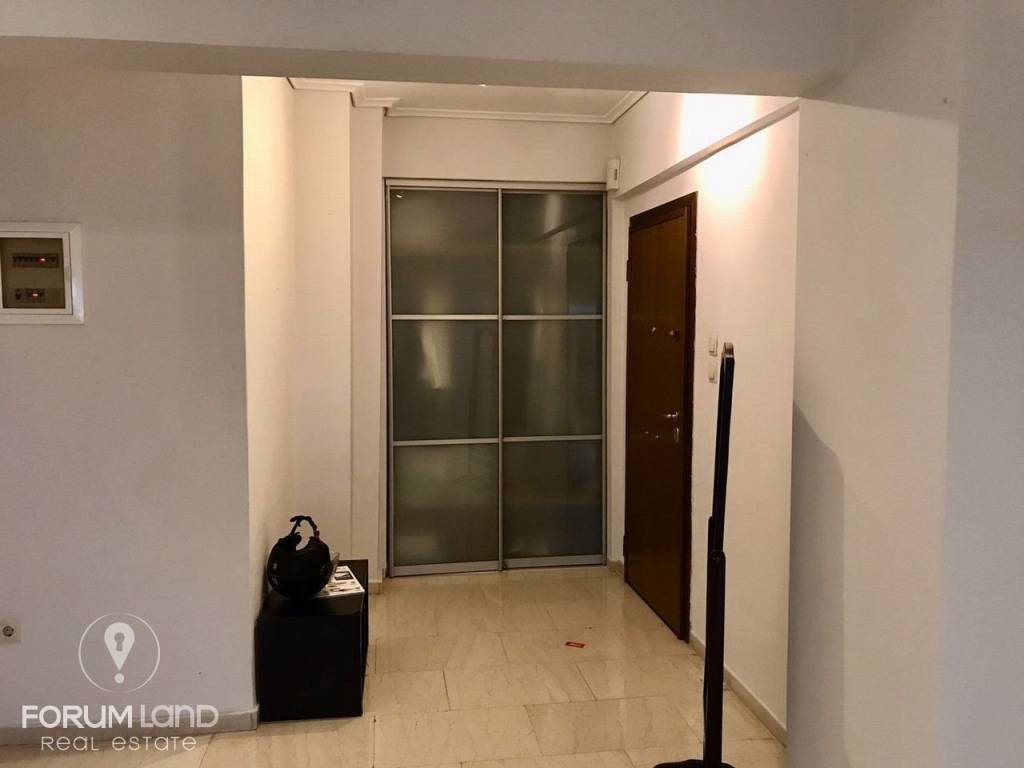 Forumland Real Estate, Είσοδος